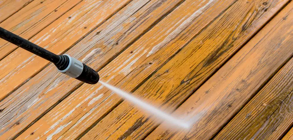Wooden deck floor cleaning with high pressure water jet