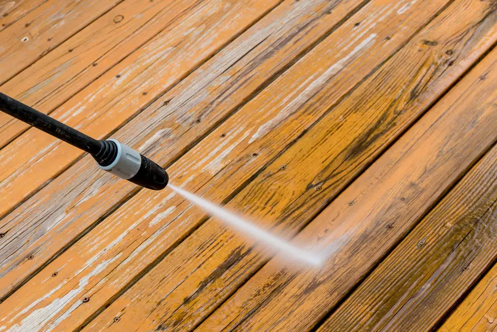 Wooden deck floor cleaning with high pressure water jet
